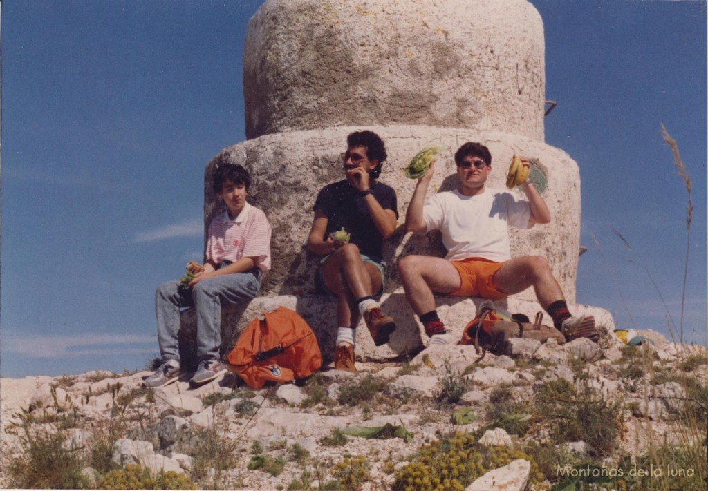 Joaquín, Paco Quiles y Miguel Ángel en la cima del Crevillente, 835 mts.